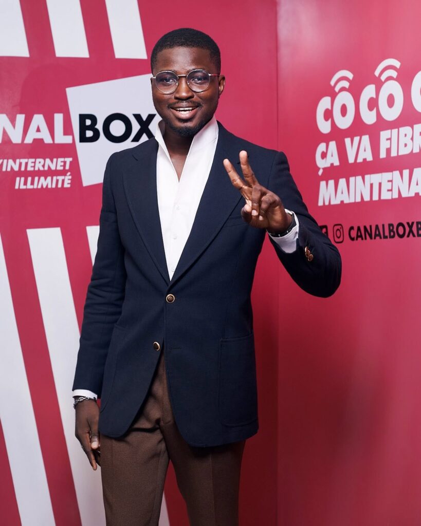 Charbel Stone, souriant, signe de la victoire, sur un événement CanalBox